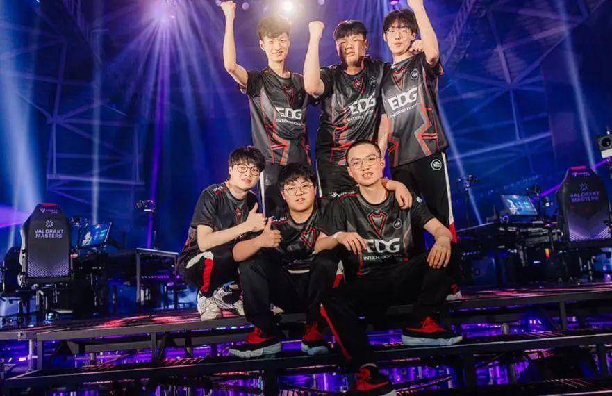 年轻中场的 年轻中场的